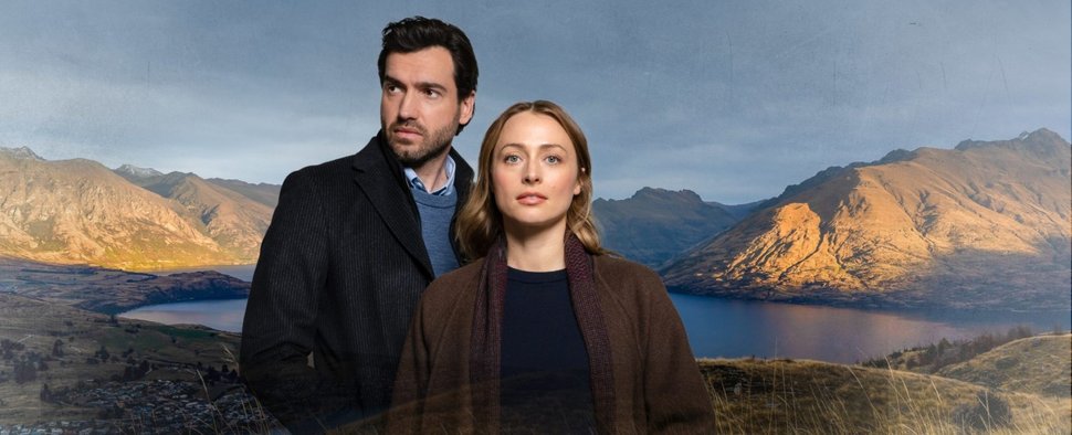 „Queenstown Murders“ mit Chelsie Preston Crayford (r.) und Matt Whelan (l.) – Bild: ZDF/Screentime