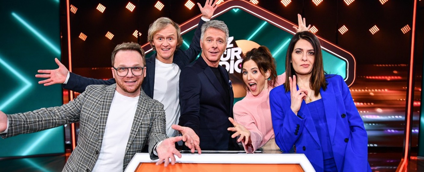„Quiz für Dich“: Jörg Pilawa ist jetzt „powered by emotion“ – Review – Neue Sat.1-Quizshow erfindet Rad nicht neu, ist aber unterhaltsam – Bild: Sat.1/​Julia Feldhagen