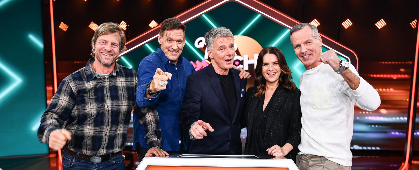 Quoten: „Quiz für Dich“, aber nicht für viele Zuschauer, „TV total“ erstmals einstellig – „Gefährliche Nähe“ floppt vollends, ARD siegt mit „Brennpunkt“ und Drama – Bild: Sat.1/​Julia Feldhagen