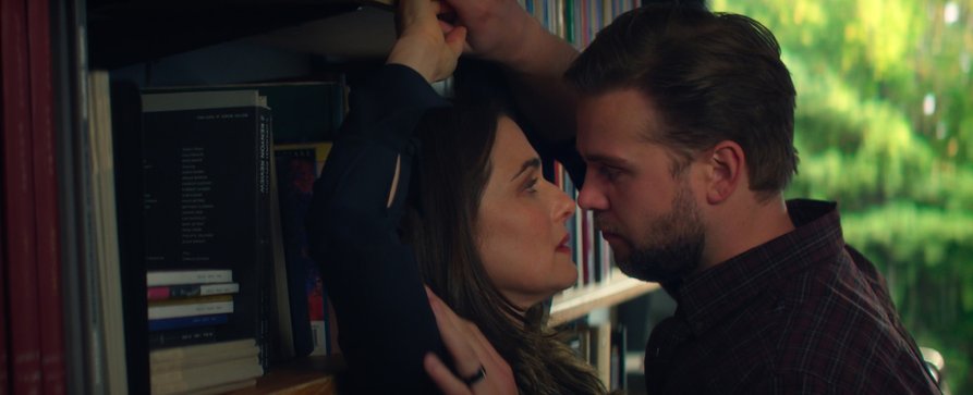 Provokante Netflix-Miniserie „Vladimir“ mit Rachel Weisz („Dead Ringers“) und Leo Woodall („The White Lotus“) erhält Startdatum – Erste Szenenbilder aus Romanadaption über gefährliche Obsessionen – Bild: Netflix