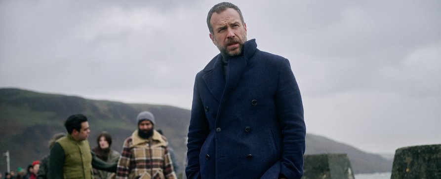 „Under Salt Marsh“: Britische Krimiserie mit Rafe Spall („Smoke“) geht in zweite Runde – Staffel 1 mit „Yellowstone“-Star Kelly Reilly feiert in Kürze Deutschlandpremiere – Bild: Sky