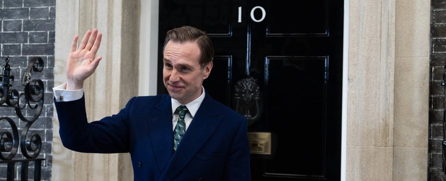 „Number 10“: Comedyserie um Bewohner des britischen Regierungssitzes findet deutsche Heimat – „Sherlock“- und „Coupling“-Schöpfer nimmt sich 10 Downing Street vor – Bild: Sally Mais / Hartswood / Channel 4 „Number 10“: Comedyserie um Bewohner des britischen Regierungssitzes findet deutsche Heimat – „Sherlock“- und „Coupling“-Schöpfer nimmt sich 10 Downing Street vor – Bild: Sally Mais / Hartswood / Channel 4