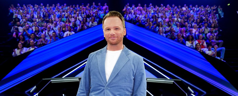 Ralf Schmitz moderiert „Die Weisheit der Vielen – Die Show des skurrilen Wissens“ – Bild: RTL/Stefan Gregorowius