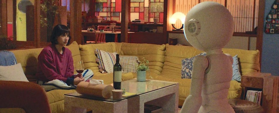 Rashida Jones mit Roboter in „Sunny“ – Bild: Apple TV+