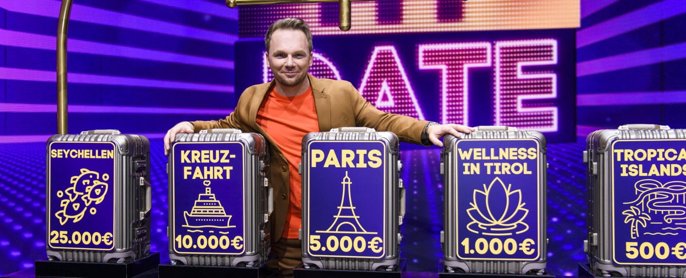 „Rate my Date“: Neue Ralf-Schmitz-Datingshow startet in Sat.1 – Angehörige des Singles bestimmen über Date – Bild: Sat.1/​Julia Feldhagen