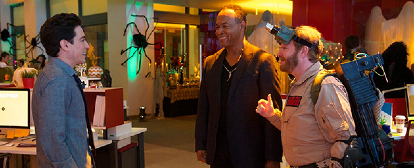 „A to Z“ engagiert Ghostbusters-Sänger für Halloweenepisode – Ray Parker Jr. absolviert Gastauftritt – Bild: NBC