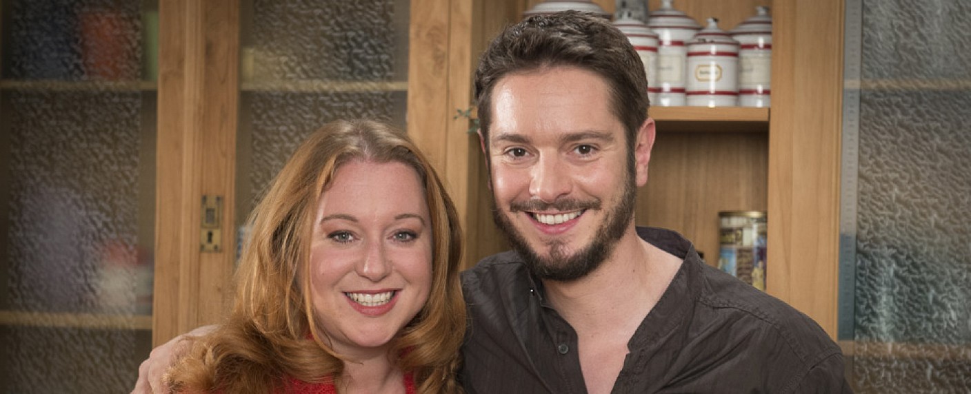 „Lindenstraße“: Weihnachts-Wiedersehen mit „Iffi“ und Timo Zenker – Rebecca Siemoneit-Barum und Michael Baral kehren zurück – Bild: WDR/​Steven Mahner