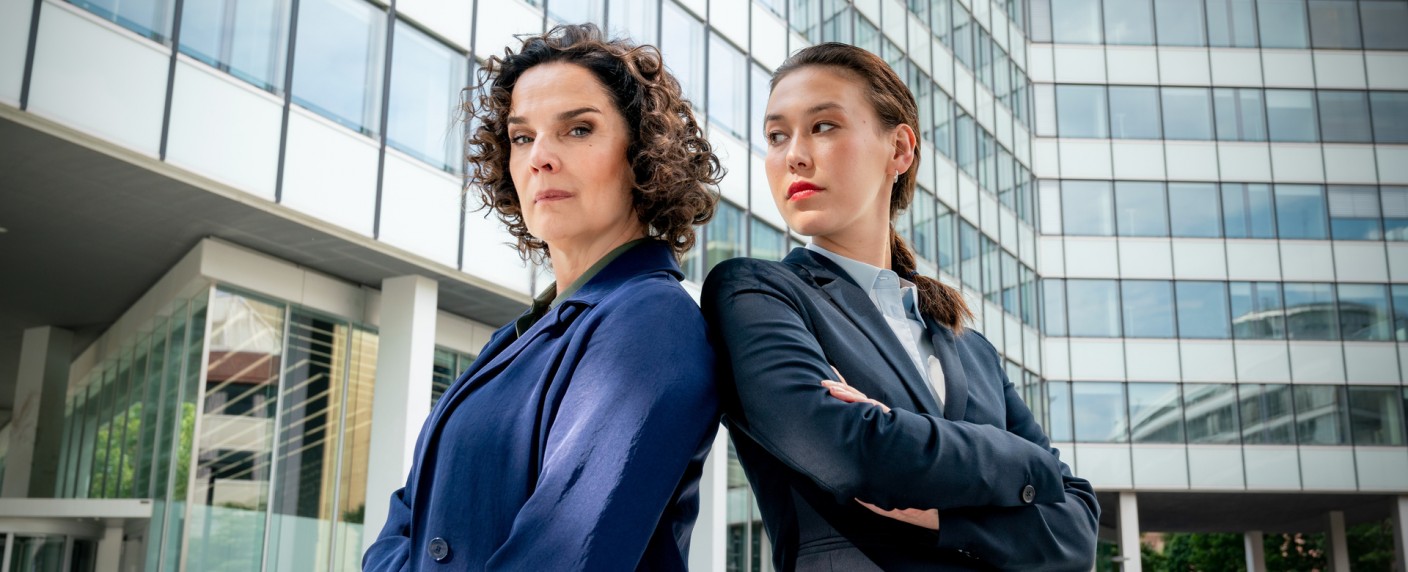 „Conti“: ZDF testet neuen Samstagskrimi mit Désirée Nosbusch („Bad Banks“) – Anwältin nimmt den Kampf für Gerechtigkeit auf – Bild: ZDF/​Georges Pauly.