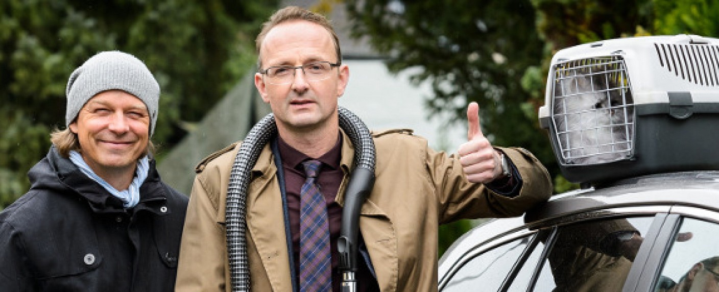 „Der rheinische Cowboy“: WDR dreht Miniserie mit Peter Jordan als Staubsaugervertreter – Skurrile Wohnzimmer-Situationen wie beim „Tatortreiniger“ – Bild: WDR/​Willi Weber