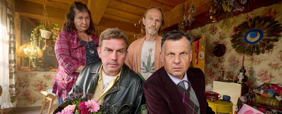 „Rehragout-Rendezvous“: (v. l.) die Mooshammer Liesl (Eva Mattes), Franz (Sebastian Bezzel), Papa Eberhofer (Eisi Gulp) und Leopold (Gerhard Wittmann) – Bild: ARD Degeto/BR/Constantin Film Verleih GmbH/Bernd Schuller