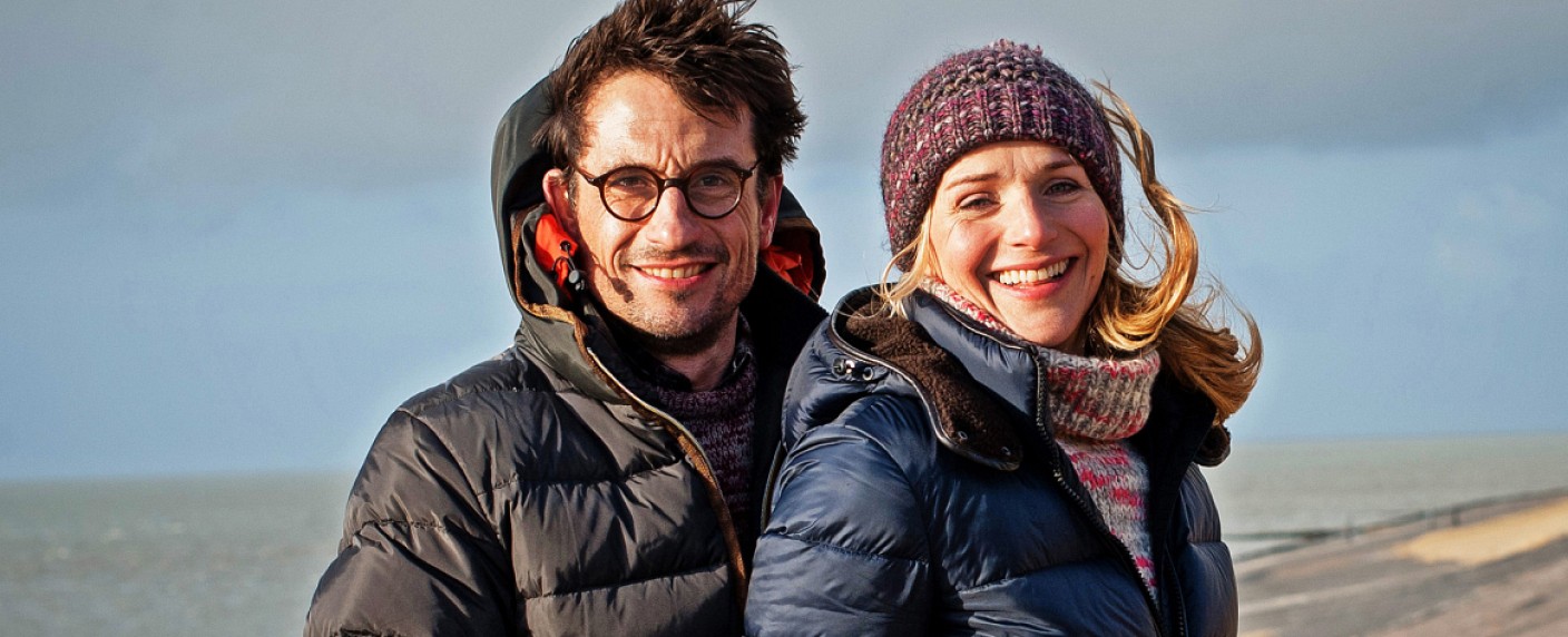 „Reiff für die Insel“: Drehstart zu neuer Folge der ARD-Komödienreihe – Tanja Wedhorn und Oliver Mommsen auf Schatzsuche – Bild: ARD Degeto/​Gordon Mühle