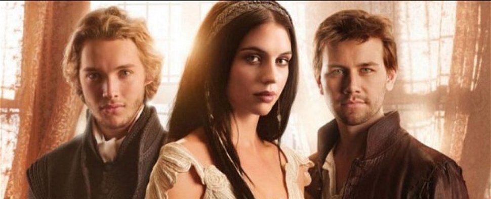 „Reign“: Mary (Adelaide Kane) zwischen Francis (r., Toby Regbo) und Bash (Torrance Coombs) – Bild: The CW