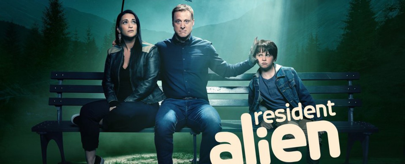 „Resident Alien“: Trailer zur dritten Staffel der Sci-Fi-Comedy mit Alan Tudyk – Weiterer Besuch aus dem All kündigt neuen Ärger an – Bild: SYFY