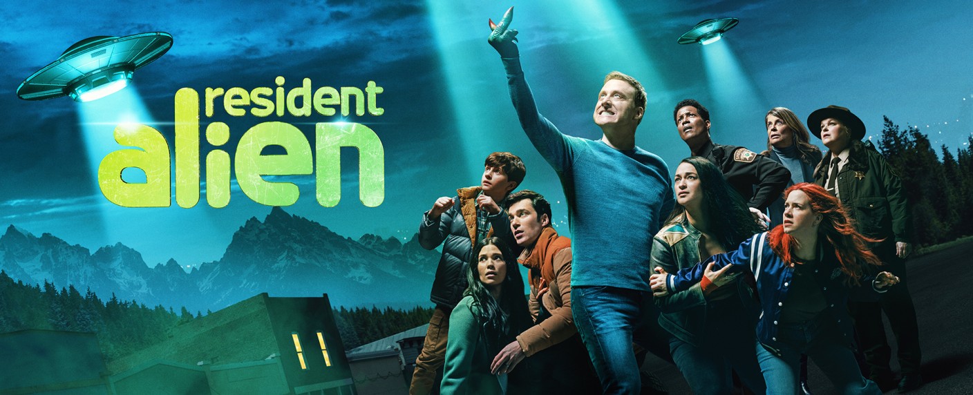 „Resident Alien“: Vierte und letzte Staffel der Sci-Fi-Serie erhält Deutschlandpremiere – Finaler Auftritt für Harry und die Bewohner von Patience – Bild: © 2024 Universal Content Productions LLC. All rights reserved.
