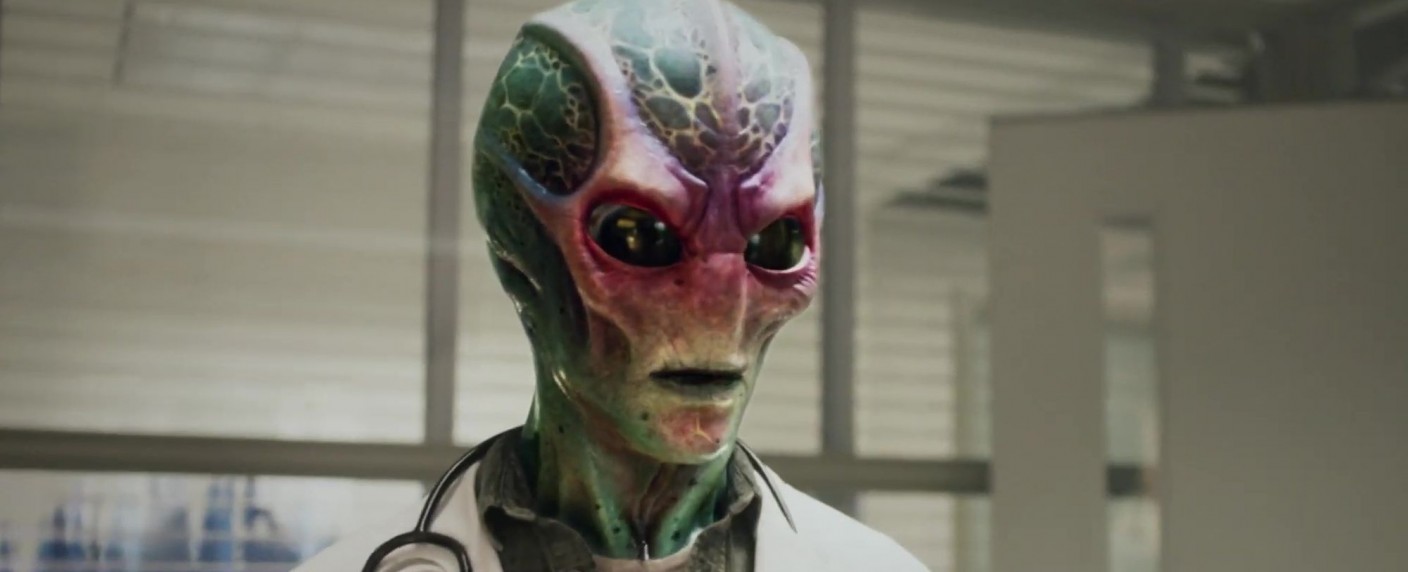 „Resident Alien“: SYFY veröffentlicht erste sieben Minuten der Pilotfolge – Ausblick auf die neue Dramedy mit Alan Tudyk („Firefly“) – Bild: Syfy