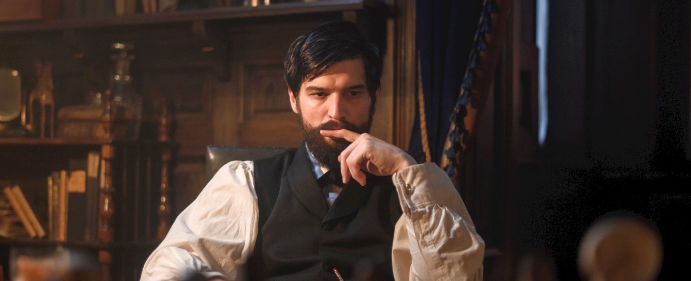 „Freud“: Kruder Genremix zwischen Krimi-Zeitbild und Séancen-Spuk – Review – Marvin Kren („4 Blocks“) schickt den jungen Sigmund Freud auf hypnosesatte Mörderjagd – Bild: Jan Hromadko/​Netflix