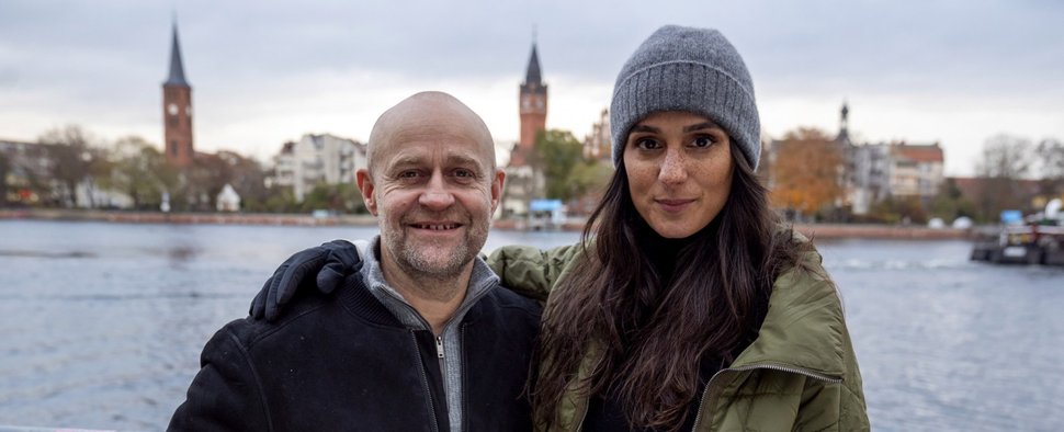 Robert Heffler (Jürgen Vogel) und Mavi Neumann (Aybi Era) in „Jenseits der Spree“ – Bild: ZDF/Oliver Feist