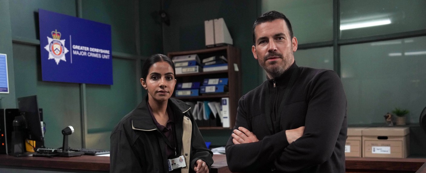 „Cooper & Fry“: Erster Blick auf das neue Ermittler-Duo Robert James-Collier („Downton Abbey“) und Mandip Gill („Doctor Who“) – Neue britische Krimiserie nach Stephen Booths Buchreihe am Start – Bild: Channel 5