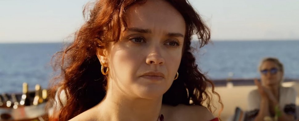 Olivia Cooke (l.) mit Robin Wright (r.) in „The Girlfriend“ – Bild: Amazon MGM Studios