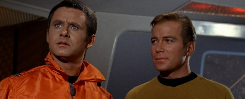 Roger Perry (l.) mit William Shatner (r.) in der „Star Trek“-Folge „Morgen ist gestern“ – Bild: CBS Paramount Television