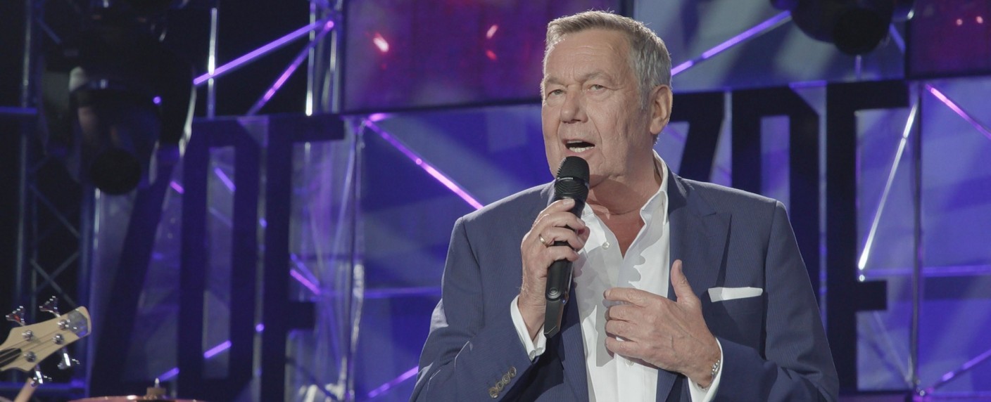 „ZDFzeit“ porträtiert Schlager-Ikone Roland Kaiser – Film über Leben und Karriere des Sängers und Texters in der Vorweihnachtszeit – Bild: ZDF/​Anthony Miller