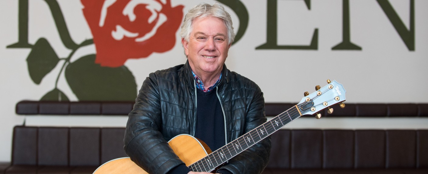 „Rote Rosen“: Rolf Zuckowski mit Gastauftritt – Kinderlieder-Produzent besucht Lüneburg – Bild: ARD/​Nicole Manthey