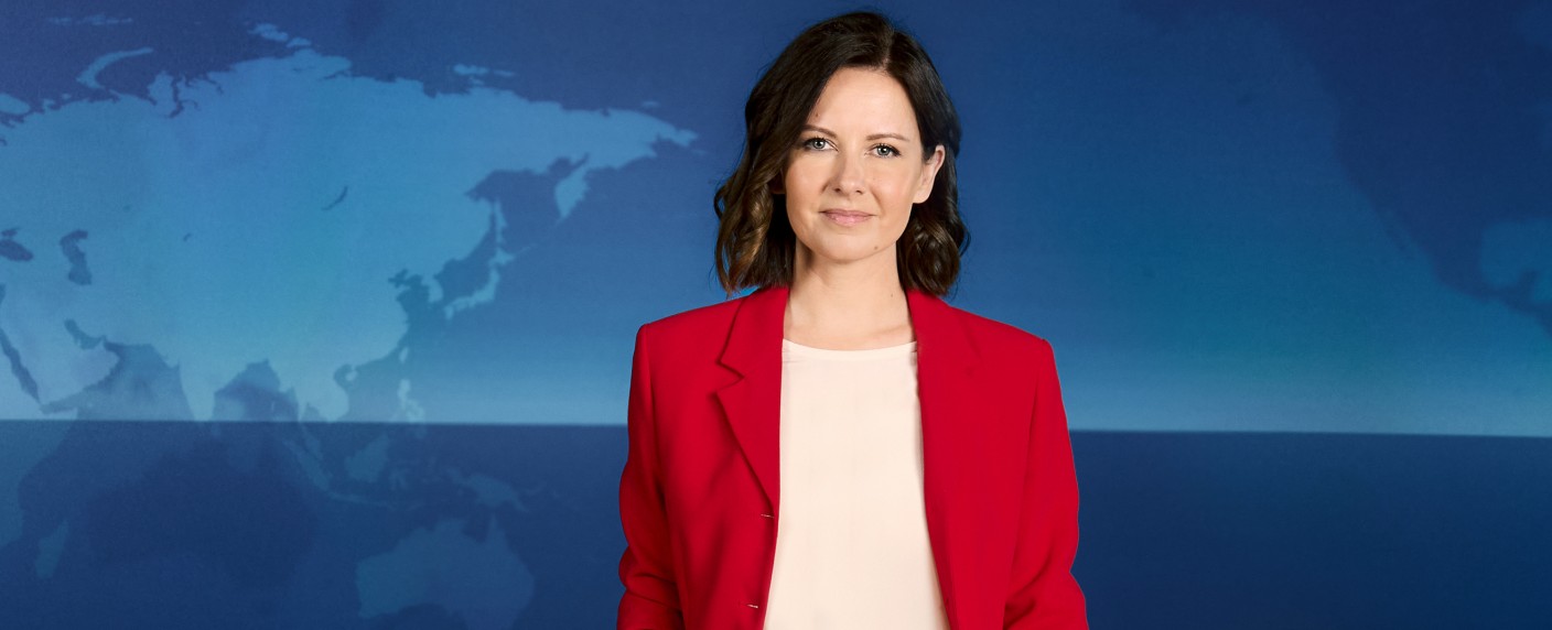 „Tagesschau“: Das ist die neue Sprecherin der 20:00 Uhr-Ausgabe – Verstärkung für das Nachrichten-Team um Jens Riewa – Bild: NDR/​Hendrik Lüders