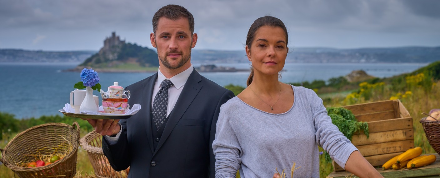 „Verliebt in einen Butler“: ZDF feiert 100. Geburtstag von „Rosamunde Pilcher“ – Neue Verfilmung mit Susan Hoecke und Ferdinand Seebacher – Bild: ZDF/​Jon Ailes