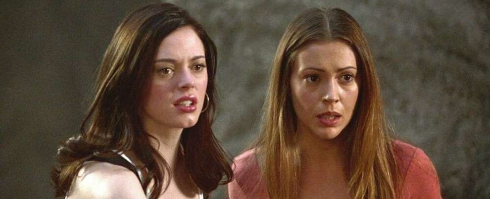 Rose McGowan als Paige und Alyssa Milano als Phoebe in „Charmed“ gemeinsam vor der Kamera – Bild: Warner Bros. TV