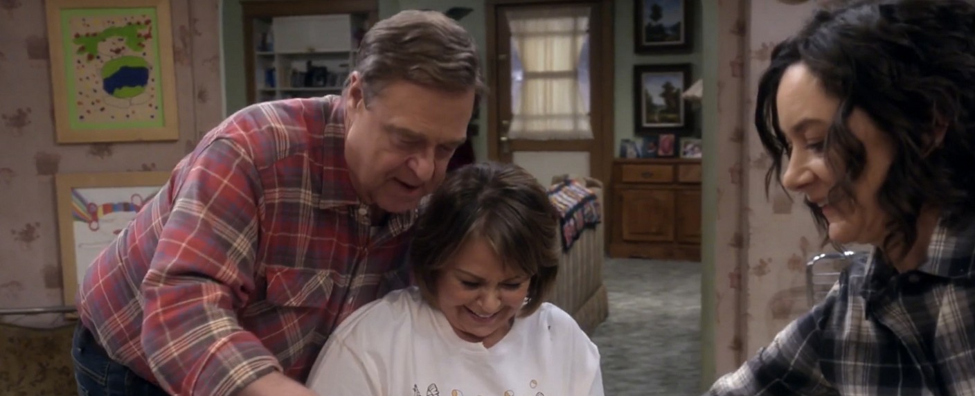 „Roseanne“: Vorspann zur Fortsetzung veröffentlicht – Familie Conner wiedervereint am Esszimmertisch – Bild: YouTube-Screenshot