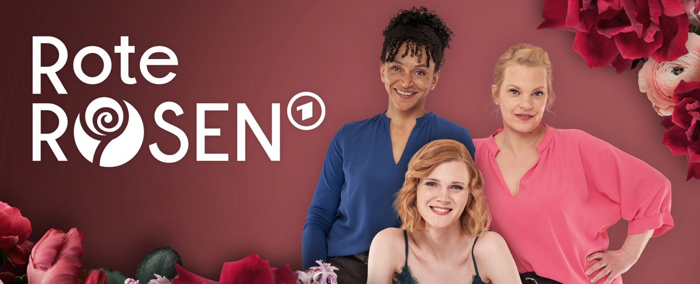 „Rote Rosen“: Erste Folge nach der Sommerpause bereits in der Mediathek – Auch ein neuer Podcast soll mehrwöchige Auszeit für ARD-Telenovela überbrücken helfen – Bild: ARD/​Thorsten Jander/​Design Esther Schwarz