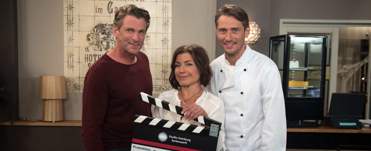 „Rote Rosen“: „Unmögliche Liebe“ zu einem 20 Jahre jüngeren Mann? – Details zur neuen Staffel mit Claudia Schmutzler – Bild: ARD/​Nicole Manthey