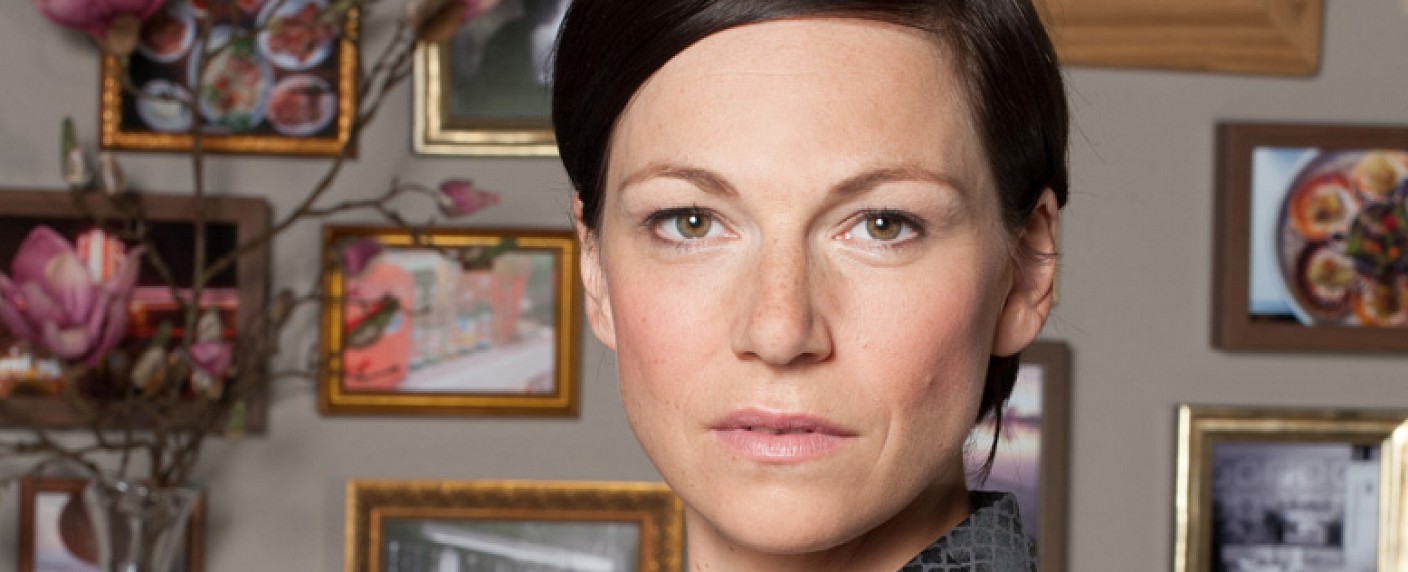 „Rote Rosen“: Charlotte Bohning übernimmt mehrwöchige Rolle – Hotelierstochter verliebt sich in eine Frau – Bild: ARD/​Nicole Manthey