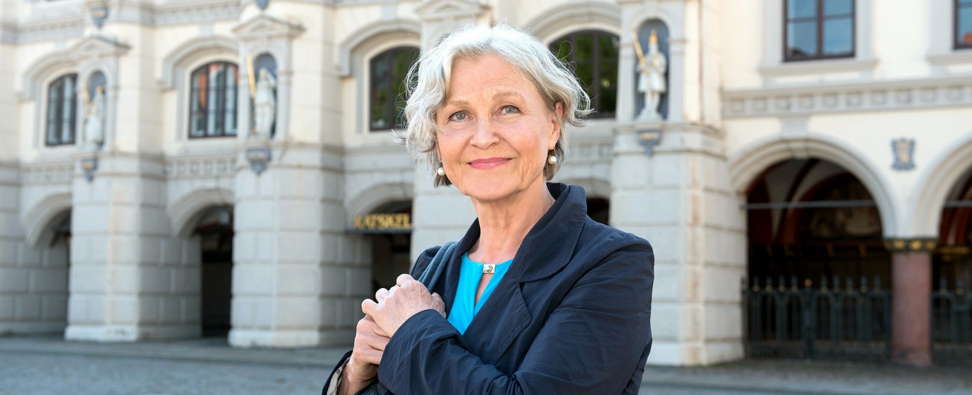 Dörte kommt zu „Rote Rosen“: Edelgard Hansen verstärkt ARD-Telenovela – Theaterschauspielerin und -regisseurin übernimmt Rolle als pensonierte Pastorin – Bild: ARD/​Nicole Manthey