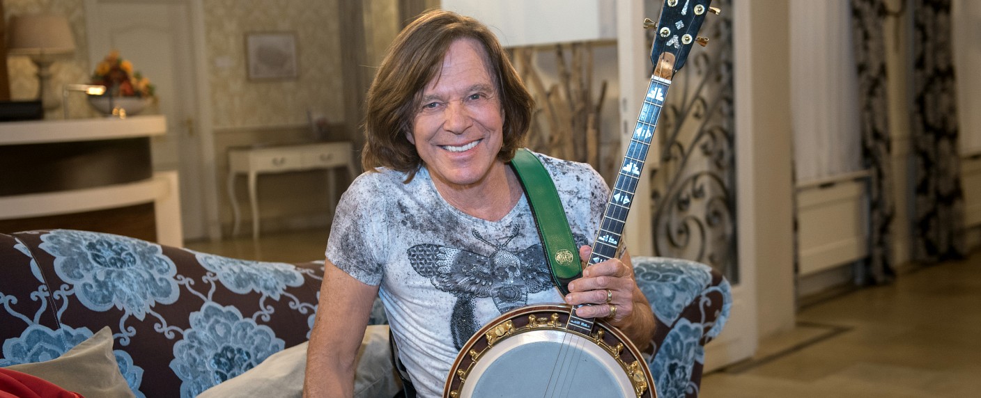 Jürgen Drews bei „Rote Rosen“: Schlagerstar übernimmt Gastrolle – Sänger vermisst sein Banjo und trifft seine Muse wieder – Bild: ARD/​Nicole Manthey