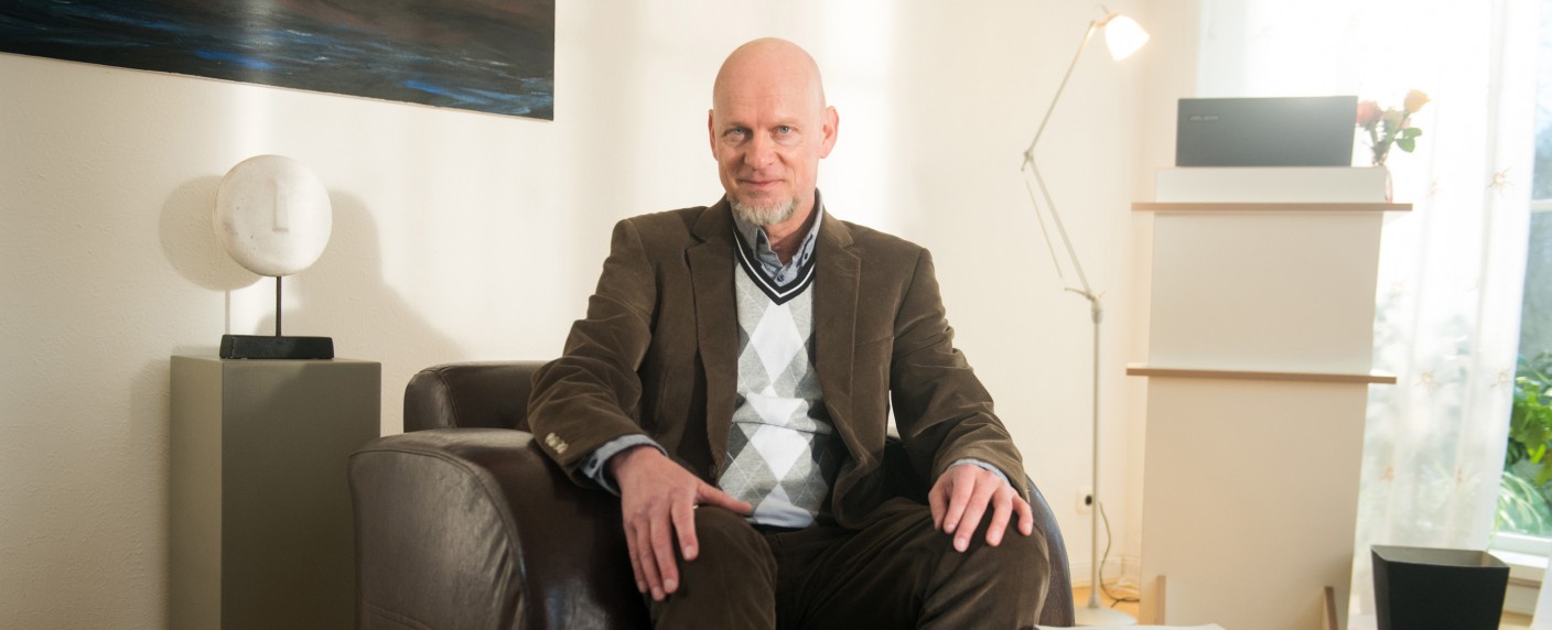 „Rote Rosen“: Rüdiger Hoffmann spielt exzentrischen Psychologen – Comedian in Folge 3342 im Mai dabei – Bild: ARD/​Nicole Manthey