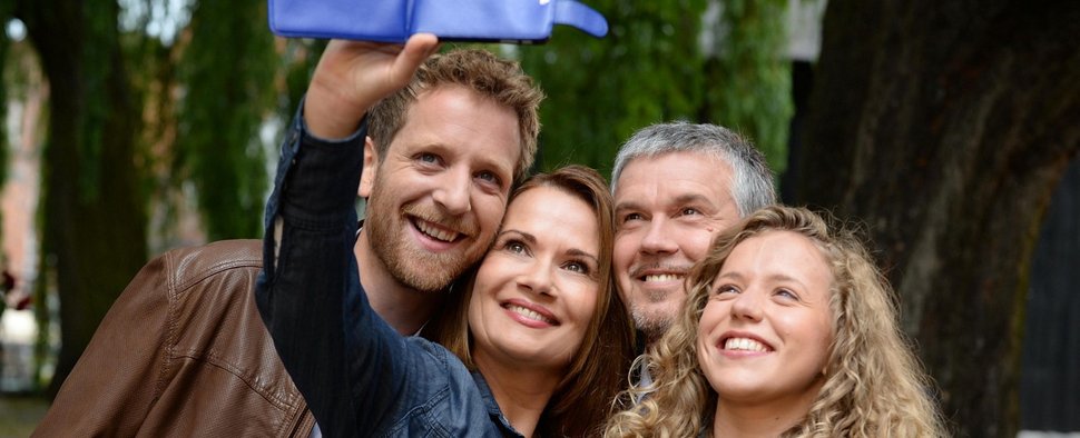 Selfie der neuen Hauptdarsteller (v.l.n.r.): Jannik Nowak, Jenny Jürgens, Klaus Zmorek und Lara Maria Wichels – Bild: ARD/Michael Behns