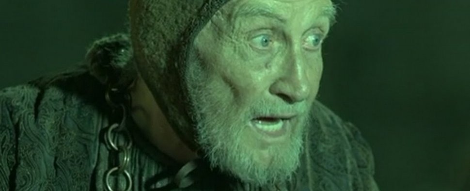 Roy Dotrice in seiner letzten TV-Rolle im grünen Schein des Seefeuers in „Game of Thrones“ – Bild: HBO