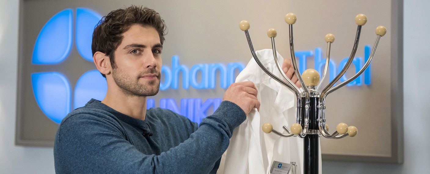 Roy Peter Link verlässt „In aller Freundschaft“ – Abschied von Dr. Niklas Ahrend im Frühsommer – Bild: ARD/​Jens Ulrich Koch