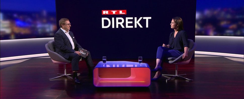 Jan Hofer mit Premierengast Annalena Baerbock – Bild: RTL/Screenshot