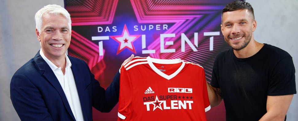 RTL-Geschäftsführer Henning Tewes (l.) und der neue „Supertalent“-Juror Lukas Podolski (r.) – Bild: TVNOW/Stefan Gregorowius