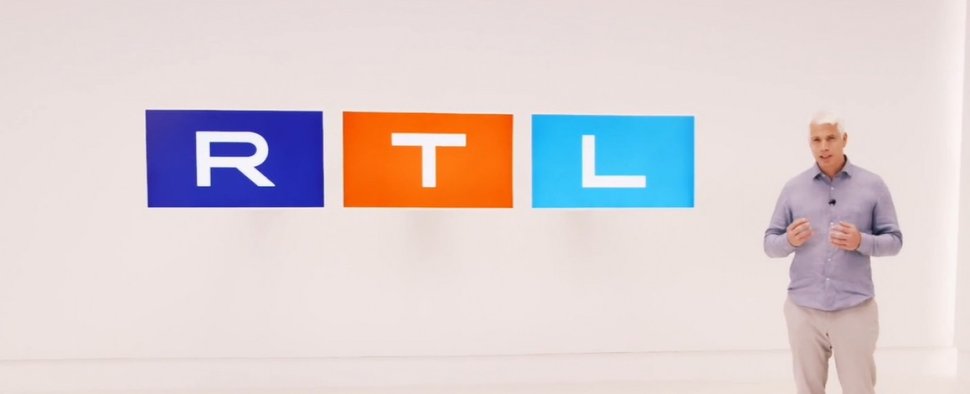 RTL-Senderchef Henning Tewes neben dem neuen Multi-Colour-Logo – Bild: RTL/Screenshot