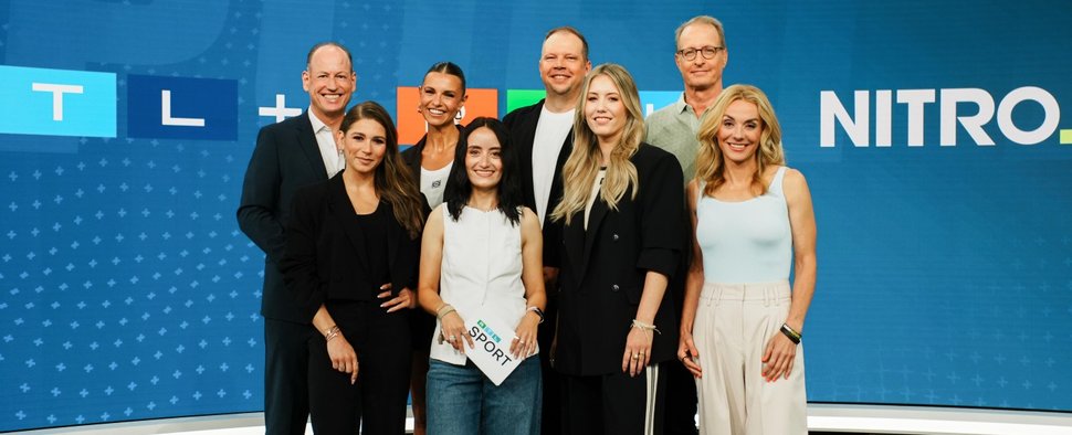v. l.: RTL-Sportchef Frank Robens, Laura Wontorra, Wolff-Christoph Fuss, Florian König V.l.v..: Jana Wosnitza, Alessa-Luisa Naujoks, Laura Papendick und Inga Leschek (Chief Content Officer RTL Deutschland) – Bild: RTL/Anne Werner
