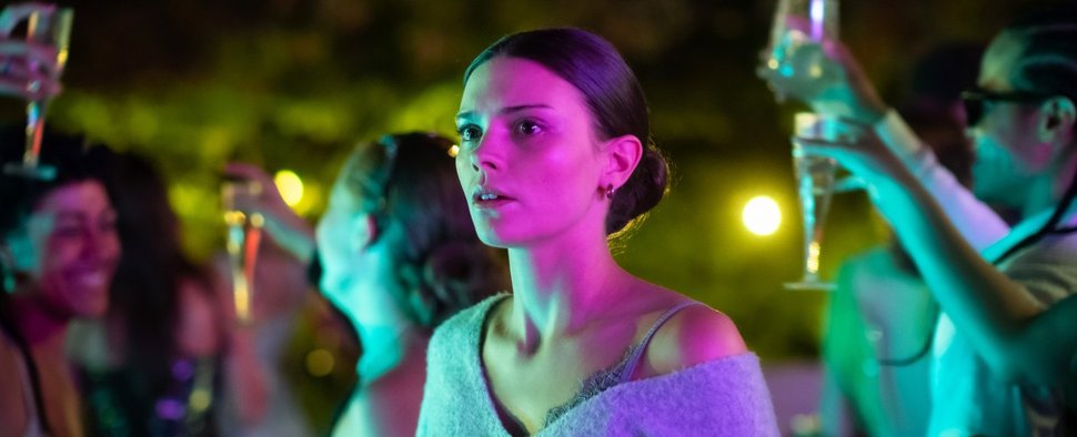 Ruby (Harriet Herbig-Matten) macht eine aufwühlende Beobachtung – Bild: Prime Video/Stephan Rabold