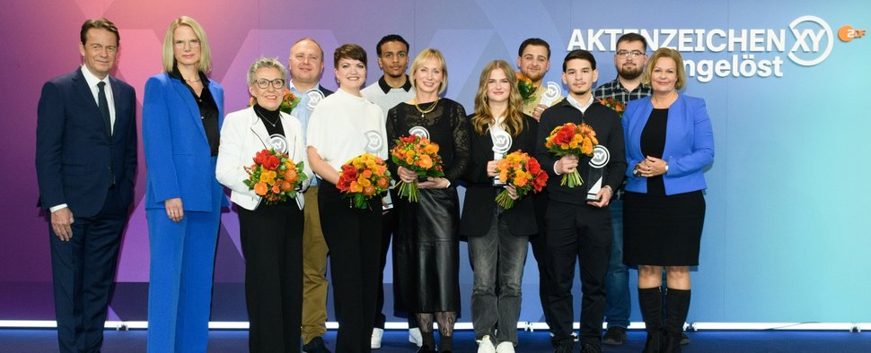 Rudi Cerne (l.) und Bundesinnenministerin Nancy Faeser (r.) mit den „XY“-Preisträgern 2024 – Bild: ZDF/Jule Roehr