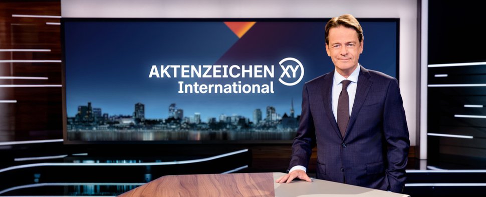 Rudi Cerne präsentiert erstmals „Aktenzeichen XY … International“ – Bild: ZDF/Nadine Rupp