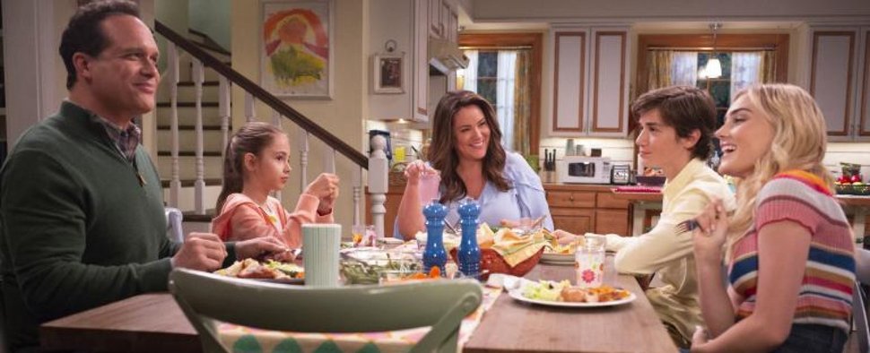 Ruhe vor dem Sturm: „American Housewife“ Katie Otto (Katy Mixon, m.) mit Familie – Bild: 018 American Broadcasting Companies, Inc. All rights reserved. / Michael Ansell
