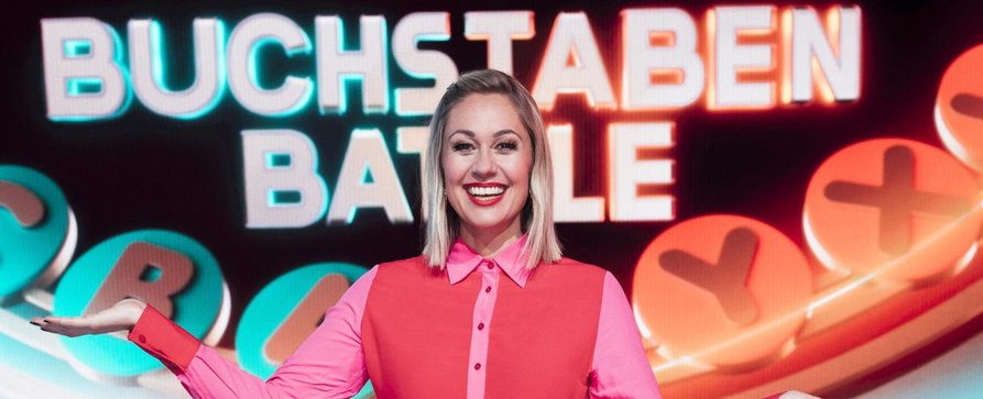„Buchstaben Battle“ kehrt überraschend ins Sat.1-Programm zurück – Gameshow mit Ruth Moschner am späten Abend – Bild: Sat.1/Willi Weber „Buchstaben Battle“ kehrt überraschend ins Sat.1-Programm zurück – Gameshow mit Ruth Moschner am späten Abend – Bild: Sat.1/Willi Weber