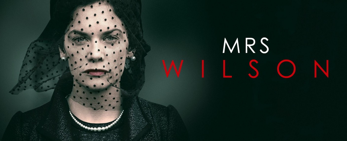 „Mrs. Wilson“: Free-TV-Premiere für persönliche Dramaserie von und mit Ruth Wilson („Luther“) – Schauspielerin führt Cast mit Stars aus „Game of Thrones“, „Bodyguard“ und „Andor“ – Bild: BBC