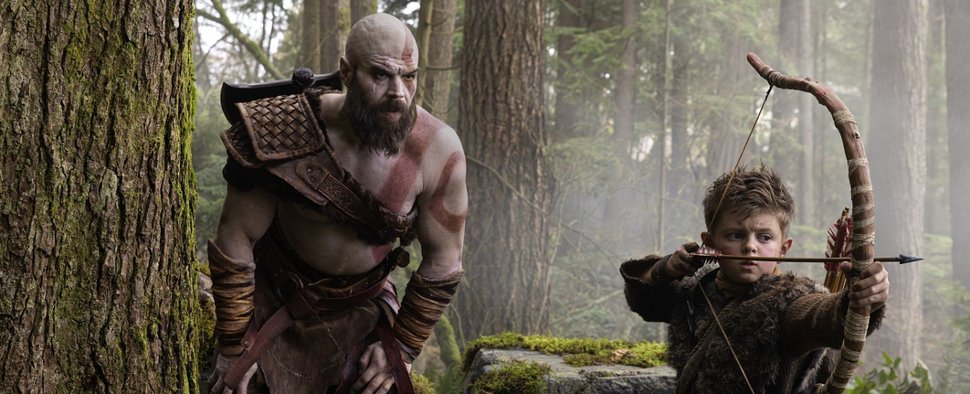 Zum Produktionsstart veröffentlichtes Bild zu „God of War“: Ryan Hurst (l.) als Kratos mit Callum Vinson als Atreus – Bild: Leah Gallo/Prime